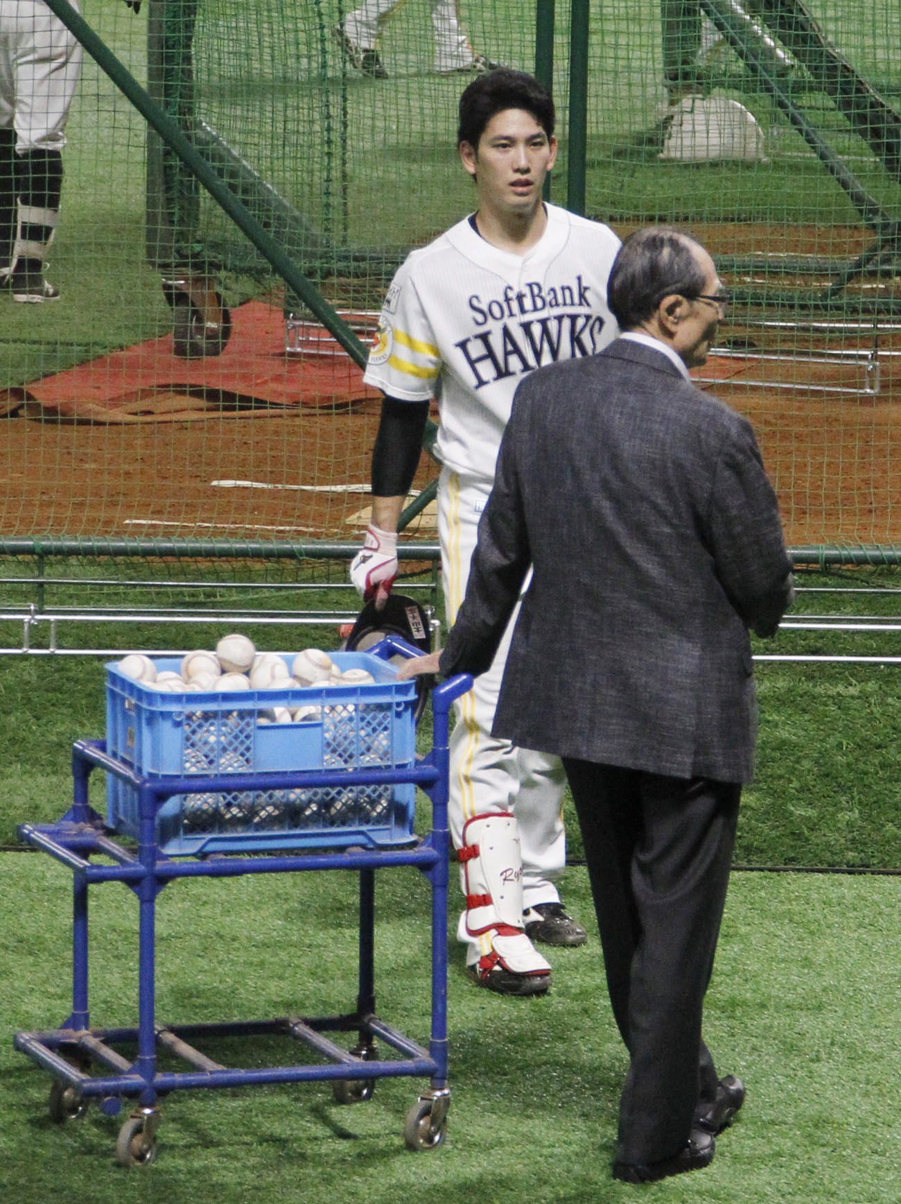 打撃練習で王球団会長（右）の指導を受ける栗原（2020年11月17日撮影）