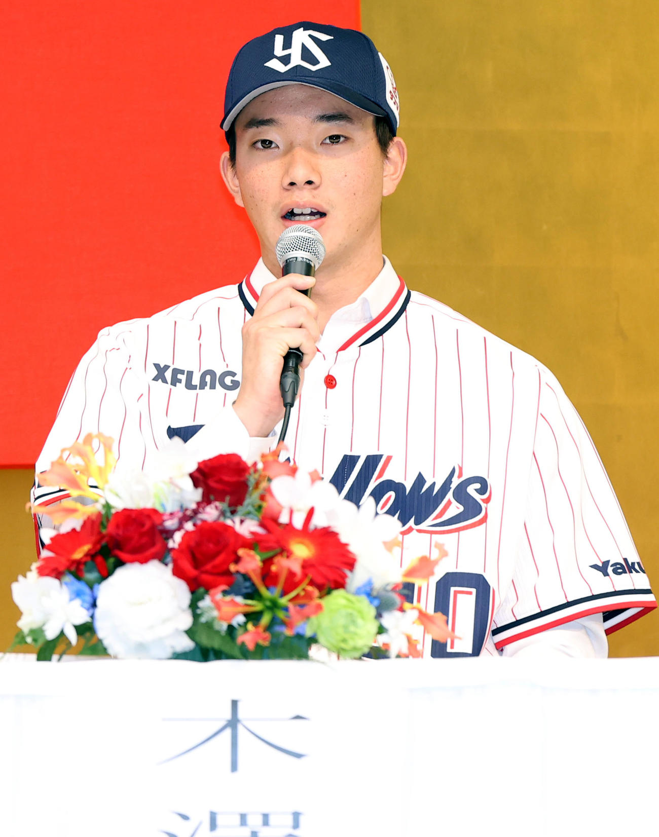 ヤクルト新入団発表会見で質問に答えるドラフト1位慶大・木沢（撮影・狩俣裕三）