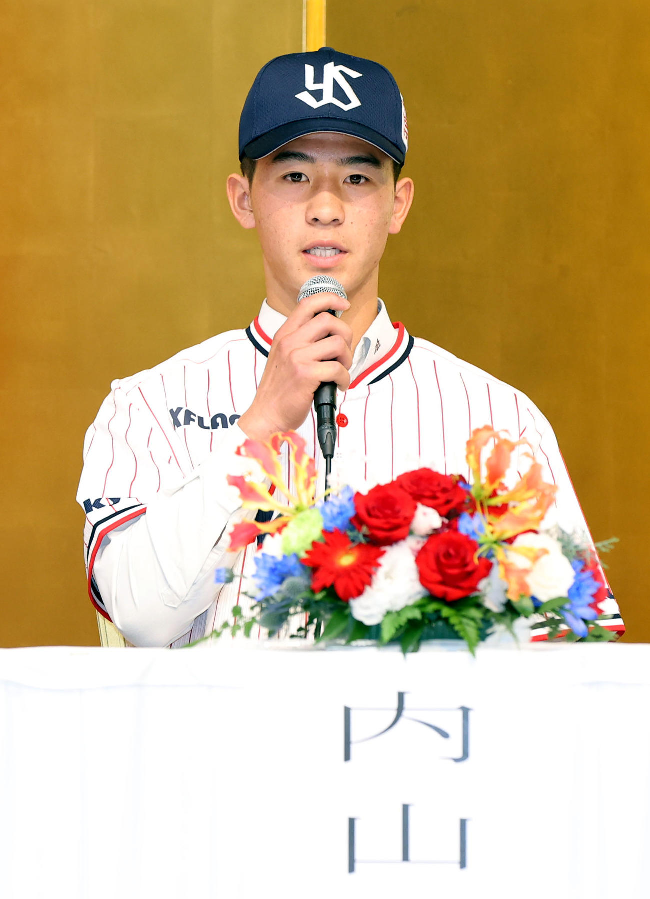 ヤクルト新入団発表会見で質問に答えるドラフト3位星稜・内山（撮影・狩俣裕三）