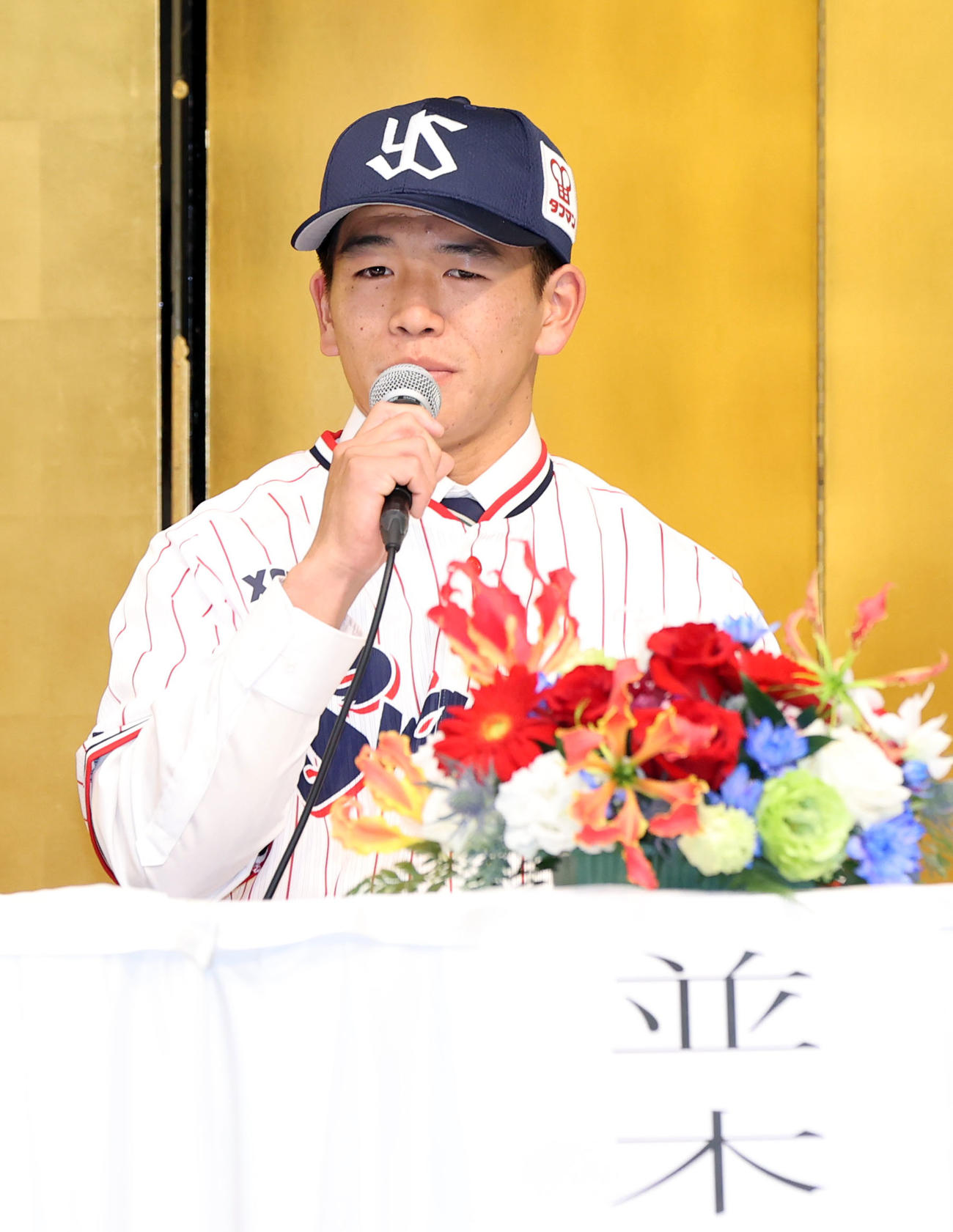ヤクルト新入団発表会見で質問に答えるドラフト5位独協大・並木（撮影・狩俣裕三）