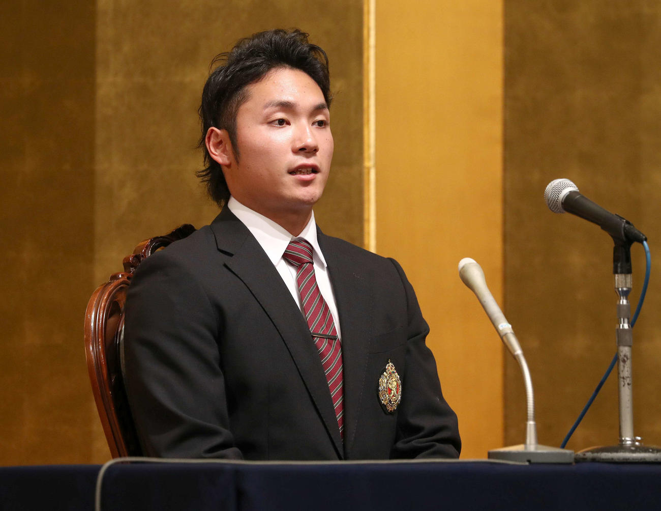 仮契約を終え記者会見する日本ハムドラフト1位指名の伊藤（撮影・黒川智章）