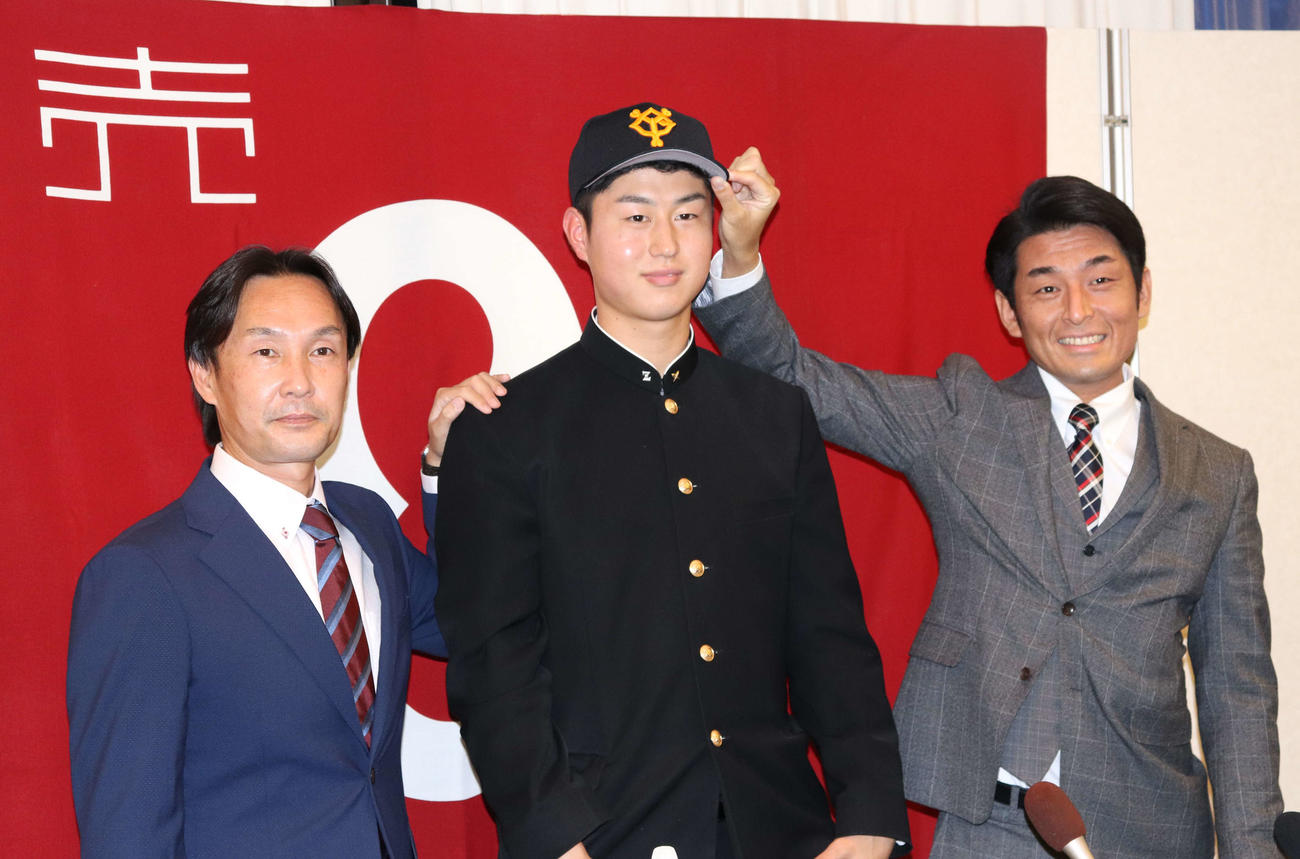 仮契約を結び、笑顔を見せる米子東・岡本大翔（中央）。左は巨人榑松スカウト部次長、右は岸スカウト（撮影・小早川宗一郎）