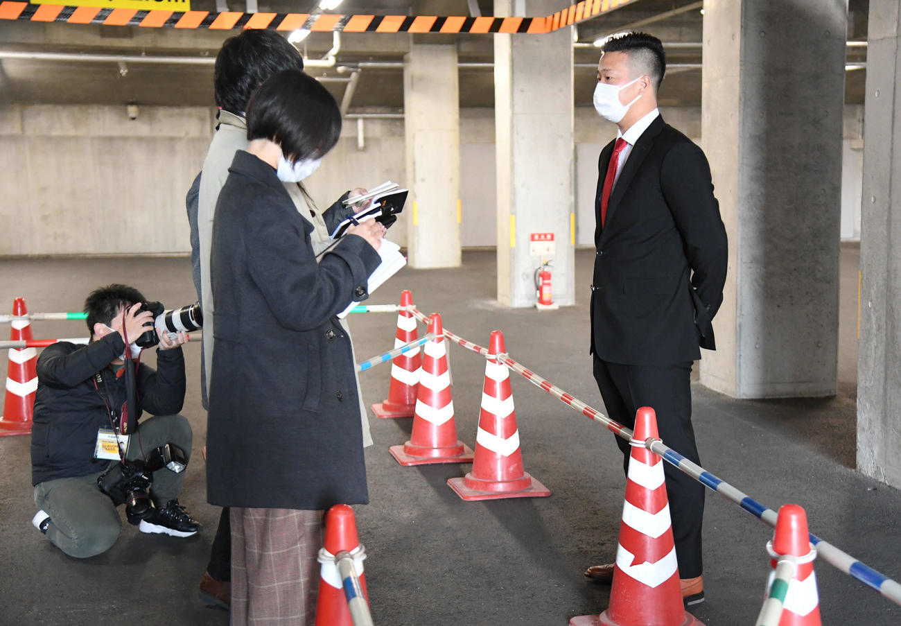 契約更改し取材を受ける塹江（代表撮影）