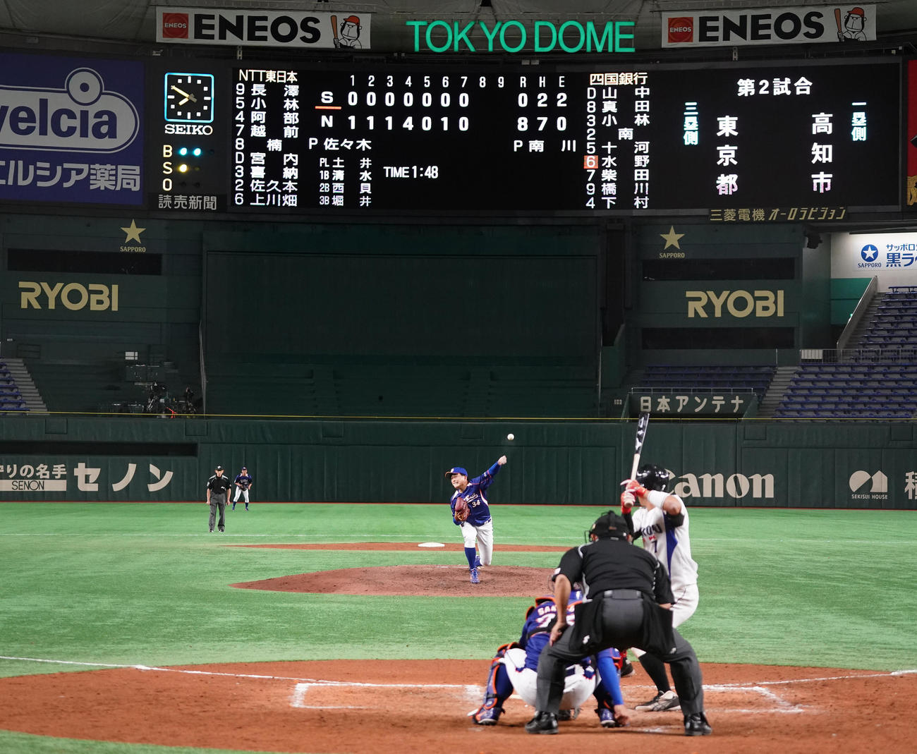 四国銀行対NTT東日本　8回に2番手で登板し、力投するNTT東日本・佐々木（撮影・菅敏）