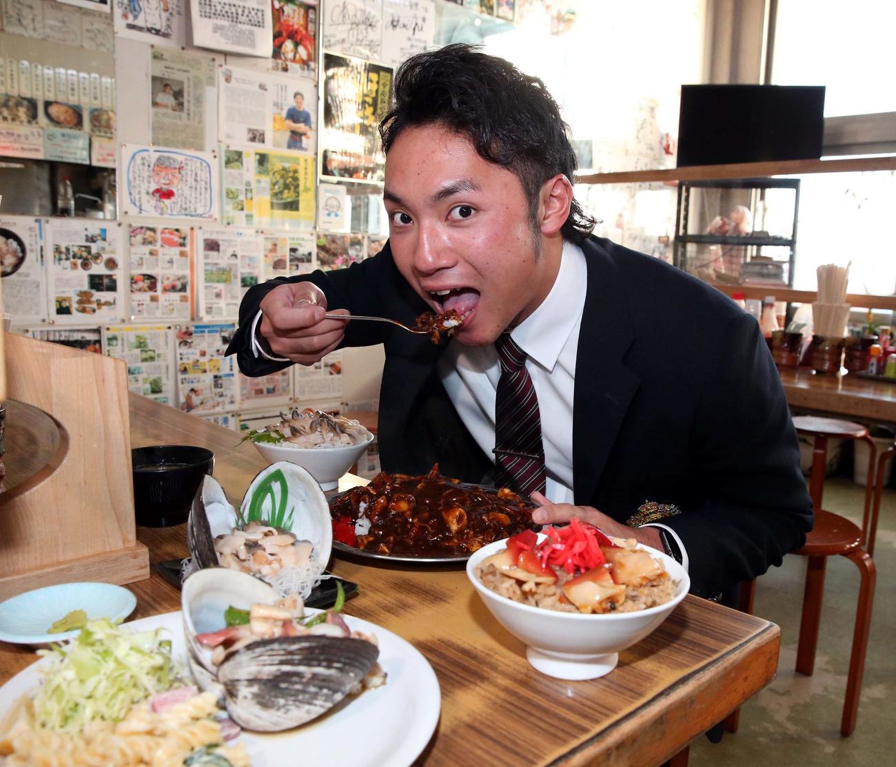 苫小牧のマルトマ食堂で名物「ホッキカレー」を食べる日本ハムドラフト1位指名の伊藤（撮影・黒川智章）