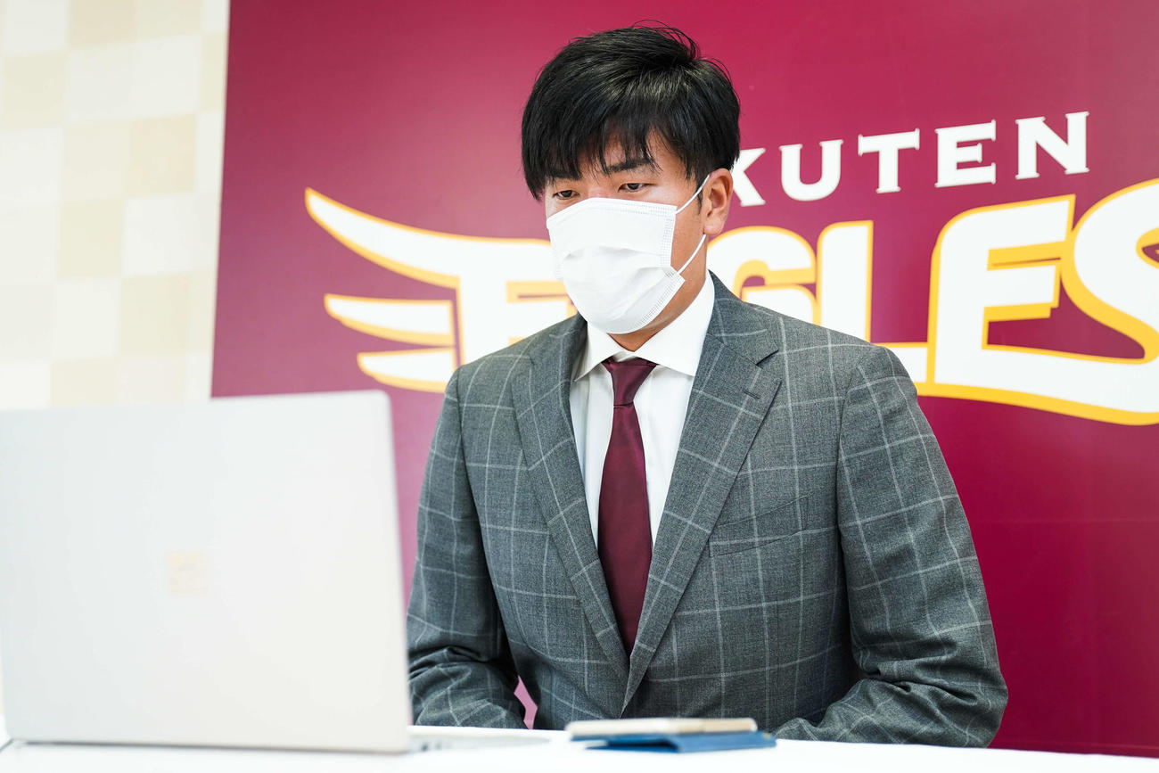 契約更改を終え、オンライン会見に臨む楽天弓削（球団提供）