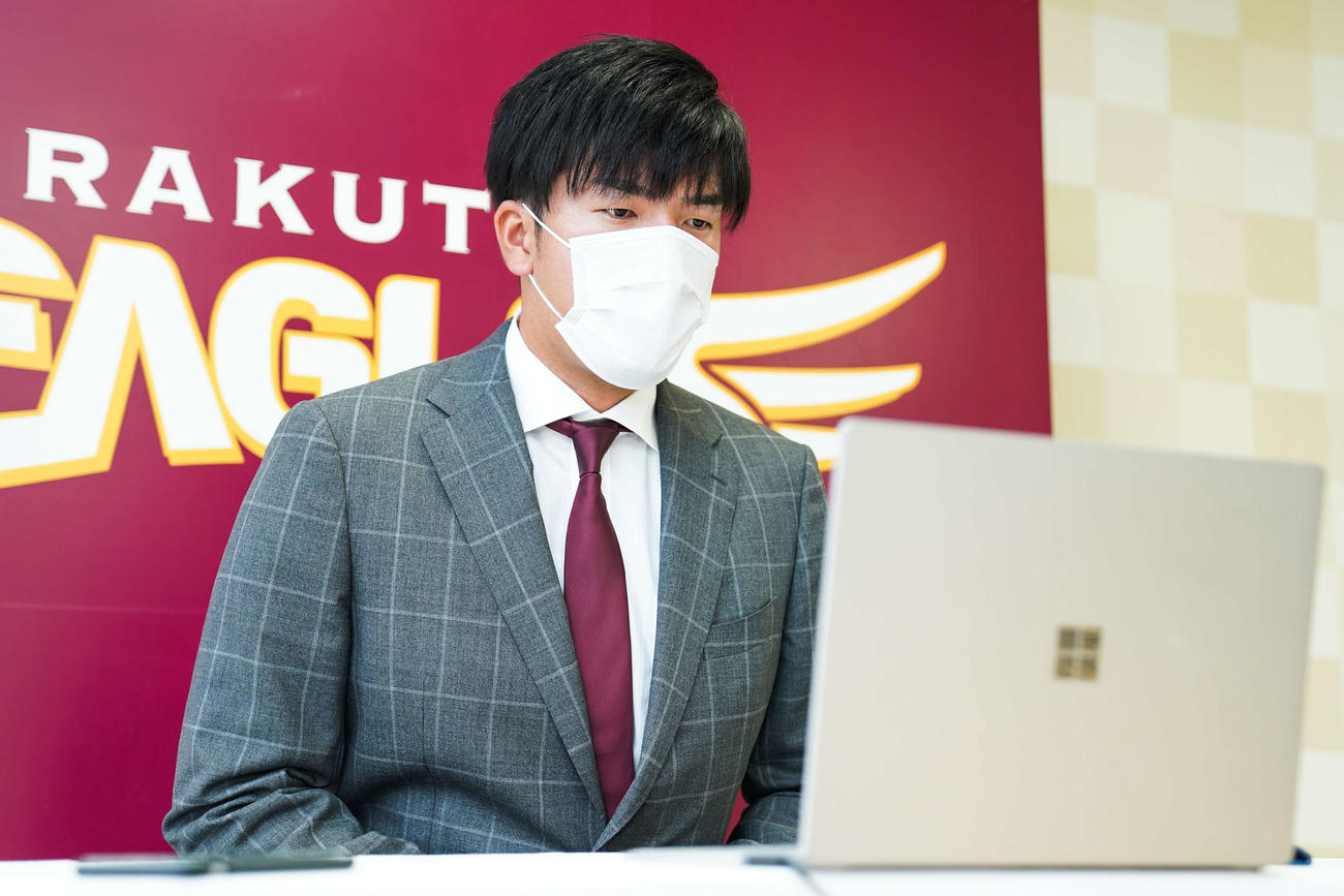 契約更改を終え、オンライン会見に臨む楽天弓削（球団提供）