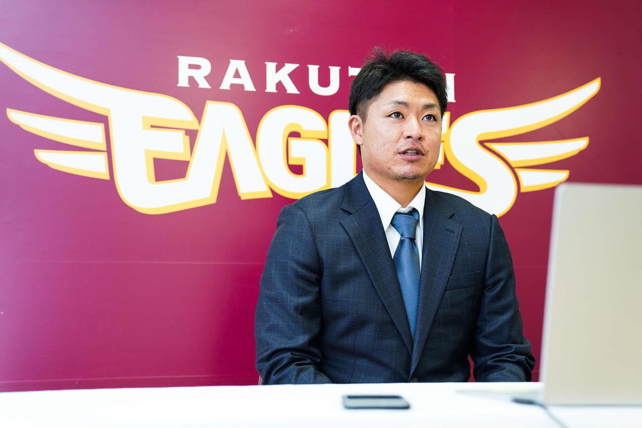 契約更改を終え、オンライン会見に臨む楽天酒居（球団提供）