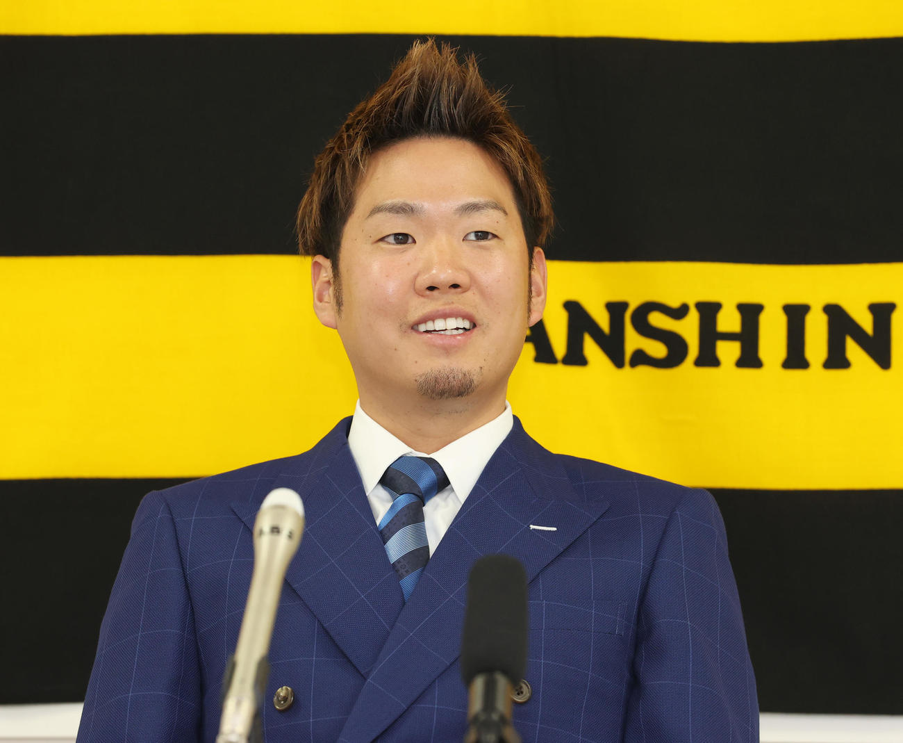 契約更改を終え会見に臨む西勇輝（代表撮影）