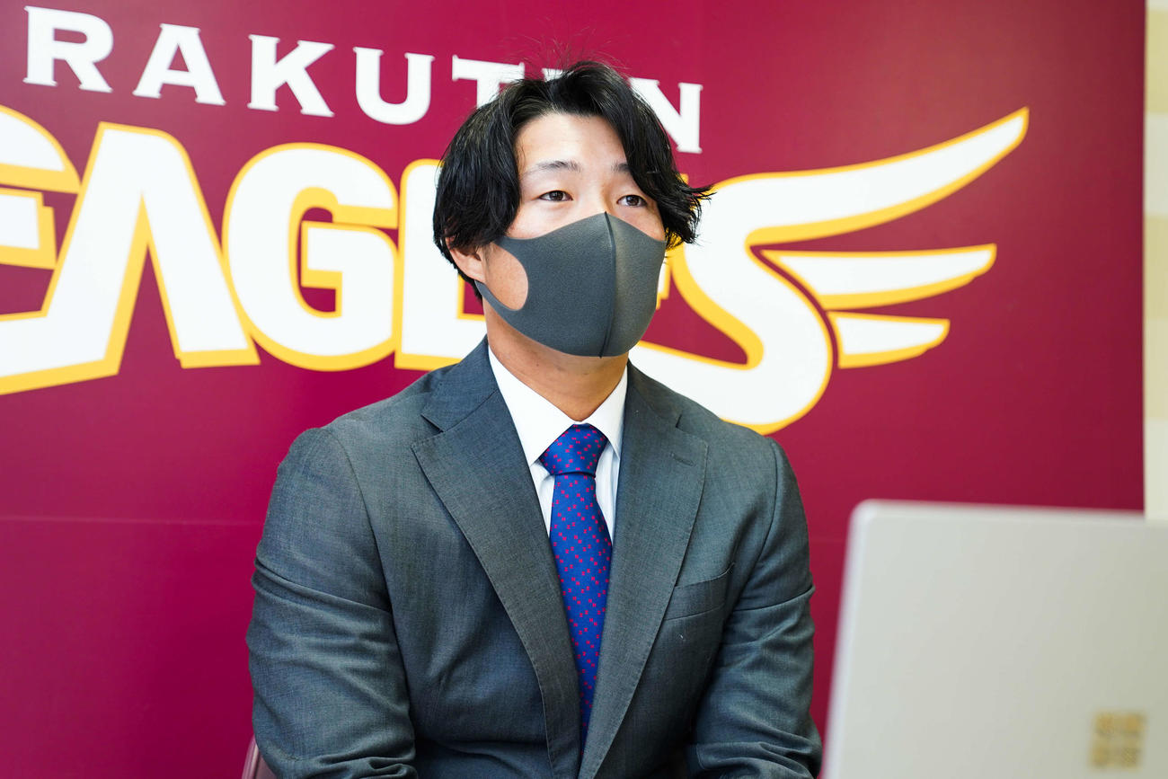 契約更改を終え、オンライン会見に臨む楽天和田（球団提供）