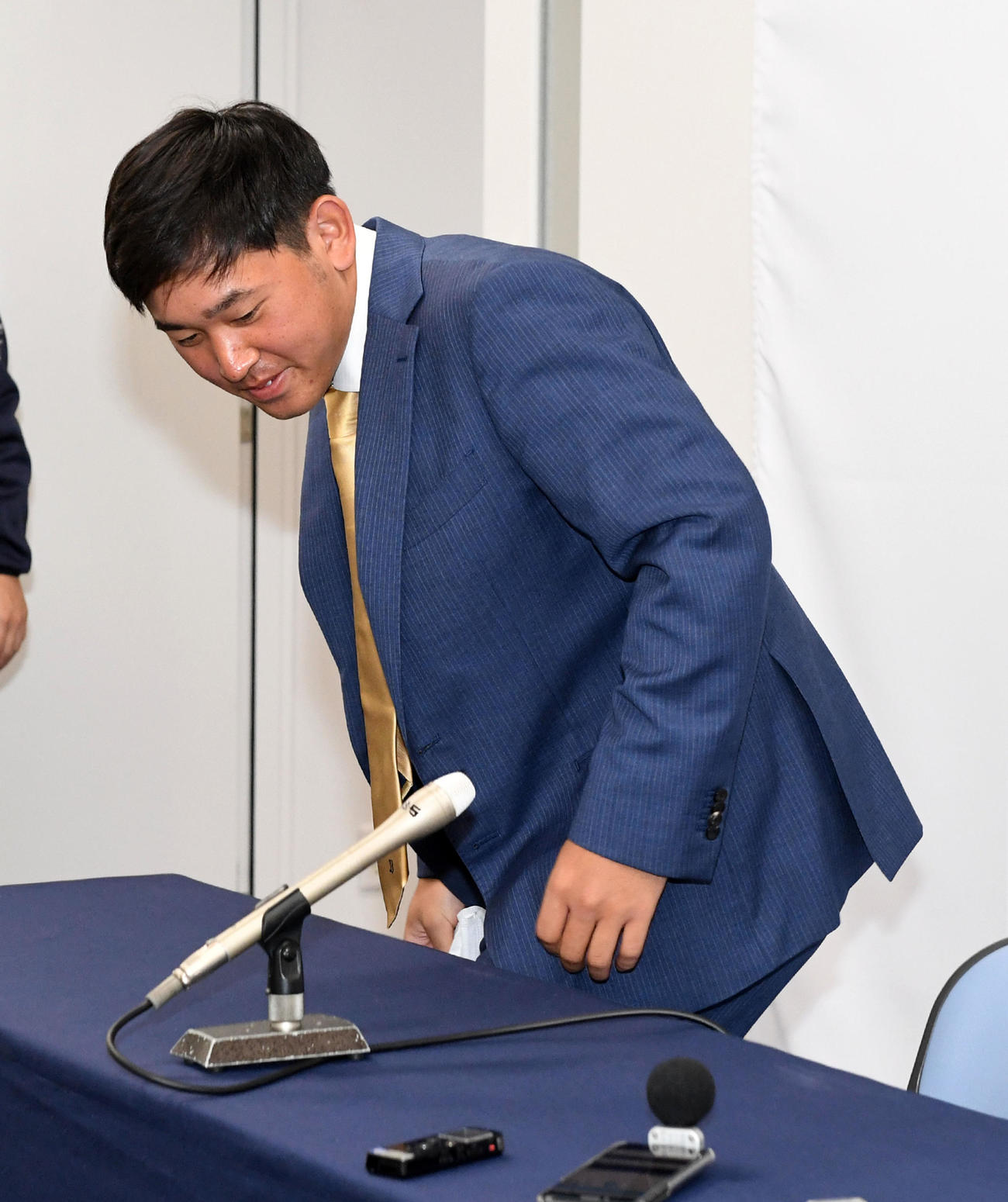 アップで契約更改、会見の席に着く宮城大弥（撮影・前岡正明）