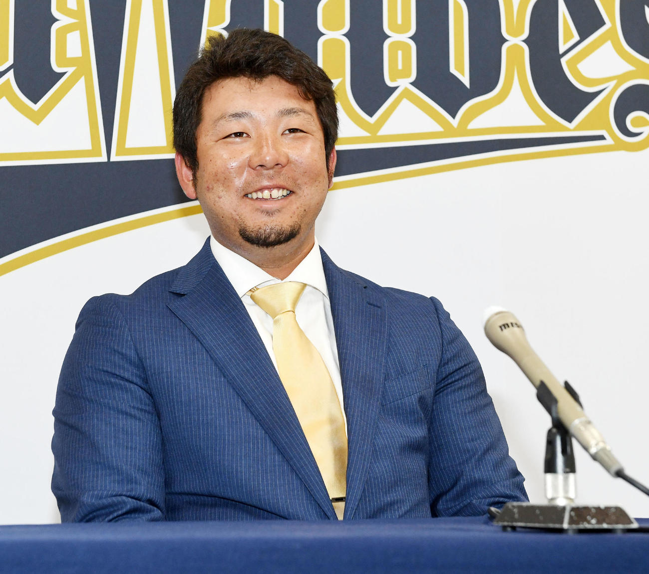 倍増で契約更改、笑顔で会見する大下（撮影・前岡正明）