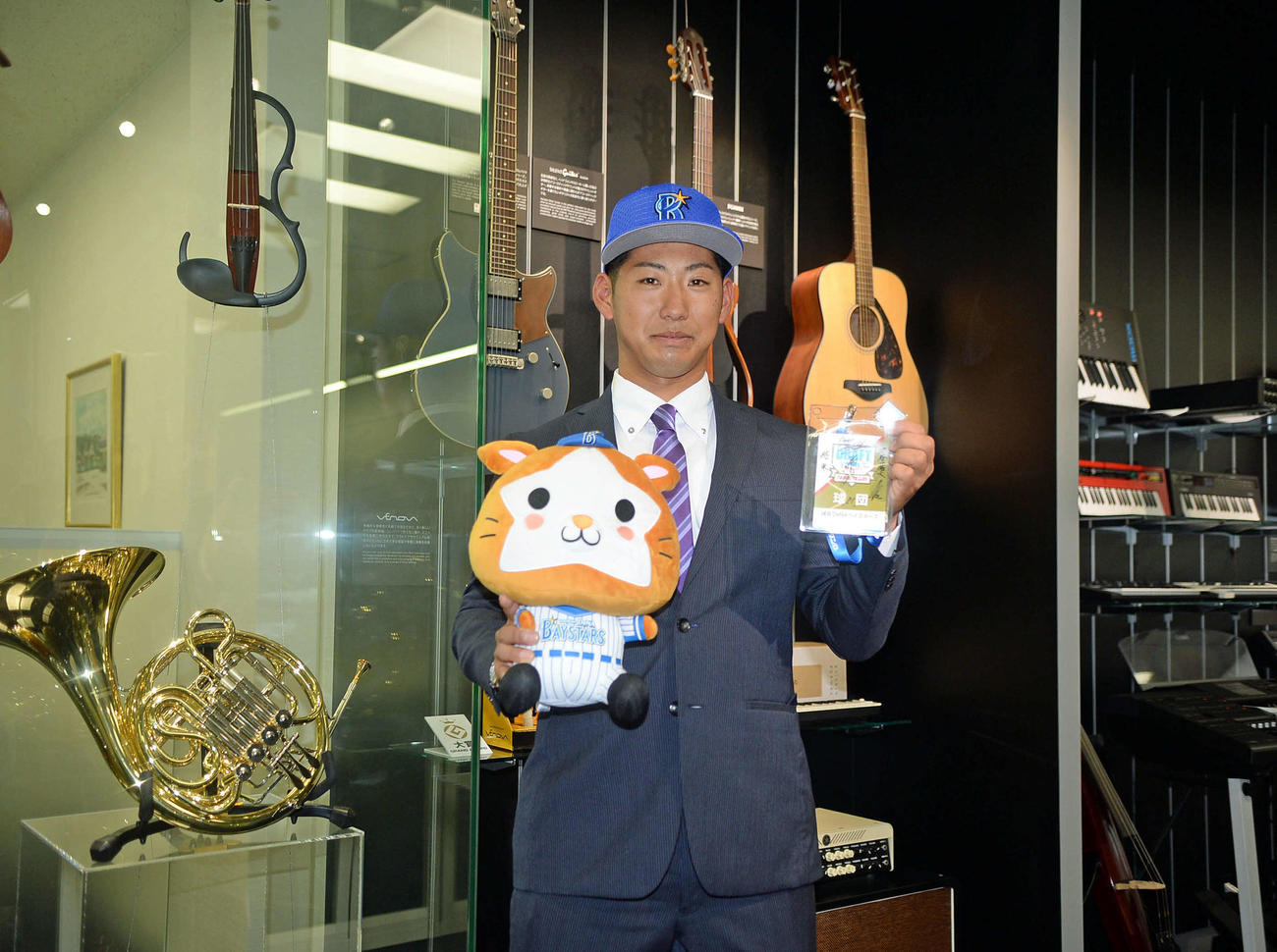 ヤマハ製の楽器の前でポーズを決めるヤマハの池谷蒼大