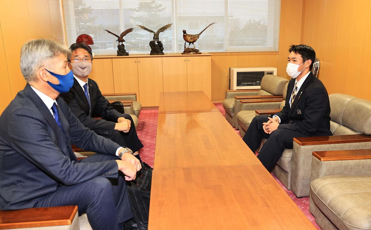 仮契約交渉をする左から日本ハム白井スカウト、大渕スカウト部長、根本（代表撮影）（撮影・黒川智章）
