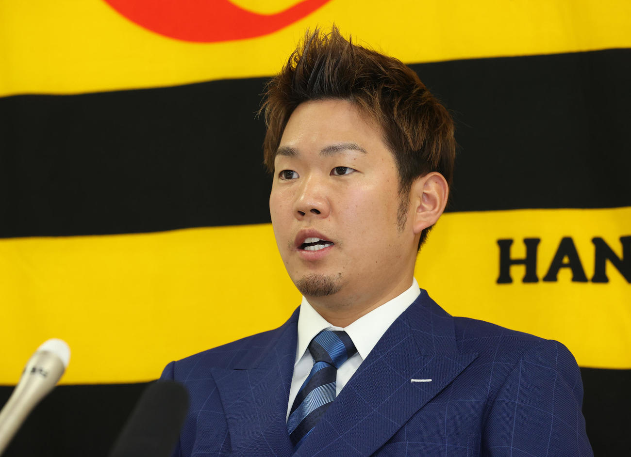 契約更改を終え会見に臨む西勇輝（撮影・清水貴仁）