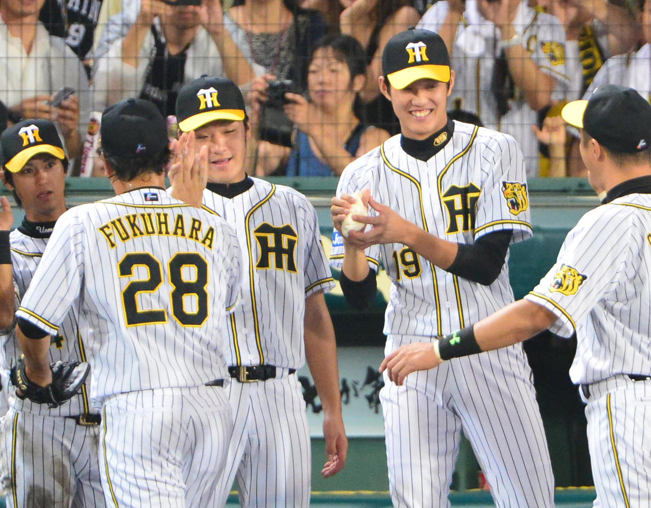 13年8月31日、ルーキーイヤーに10勝目をあげた藤浪（右）は福原からウイニングボールと思いきや…ロジンバッグを手渡され苦笑い
