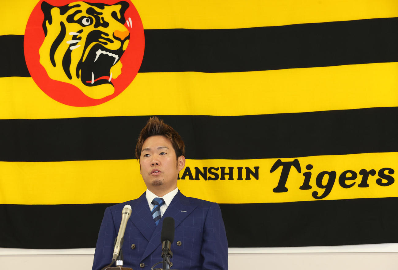 契約更改を終え会見に臨む西勇輝（代表撮影）