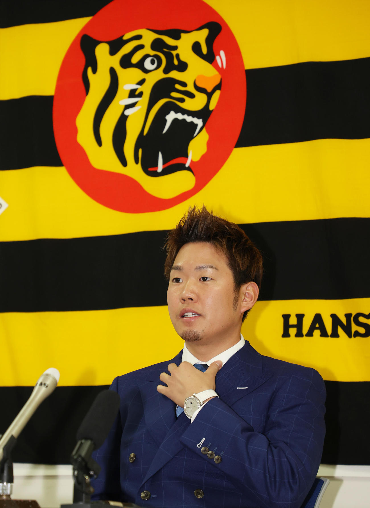 契約更改を終え会見に臨む西勇輝（撮影・清水貴仁）