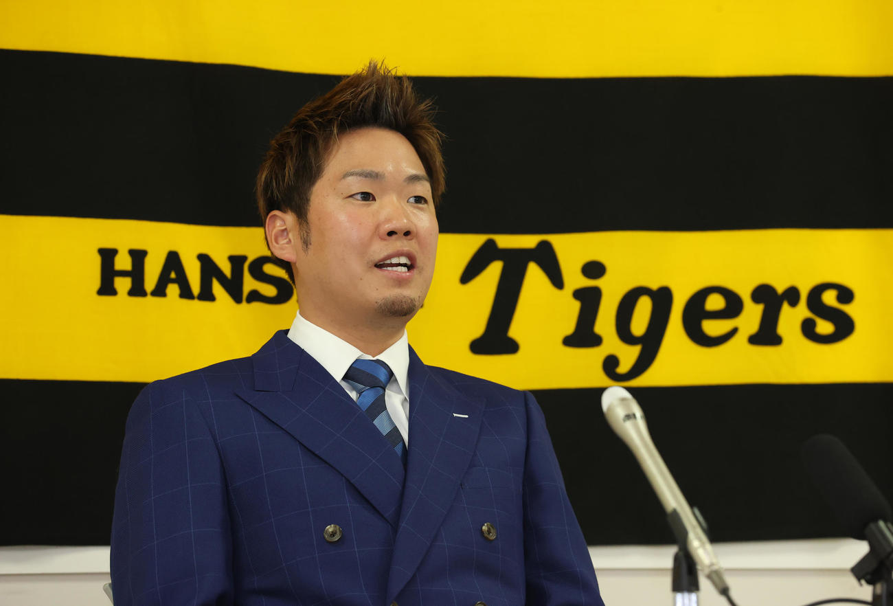 契約更改を終え会見に臨む西勇輝（代表撮影）