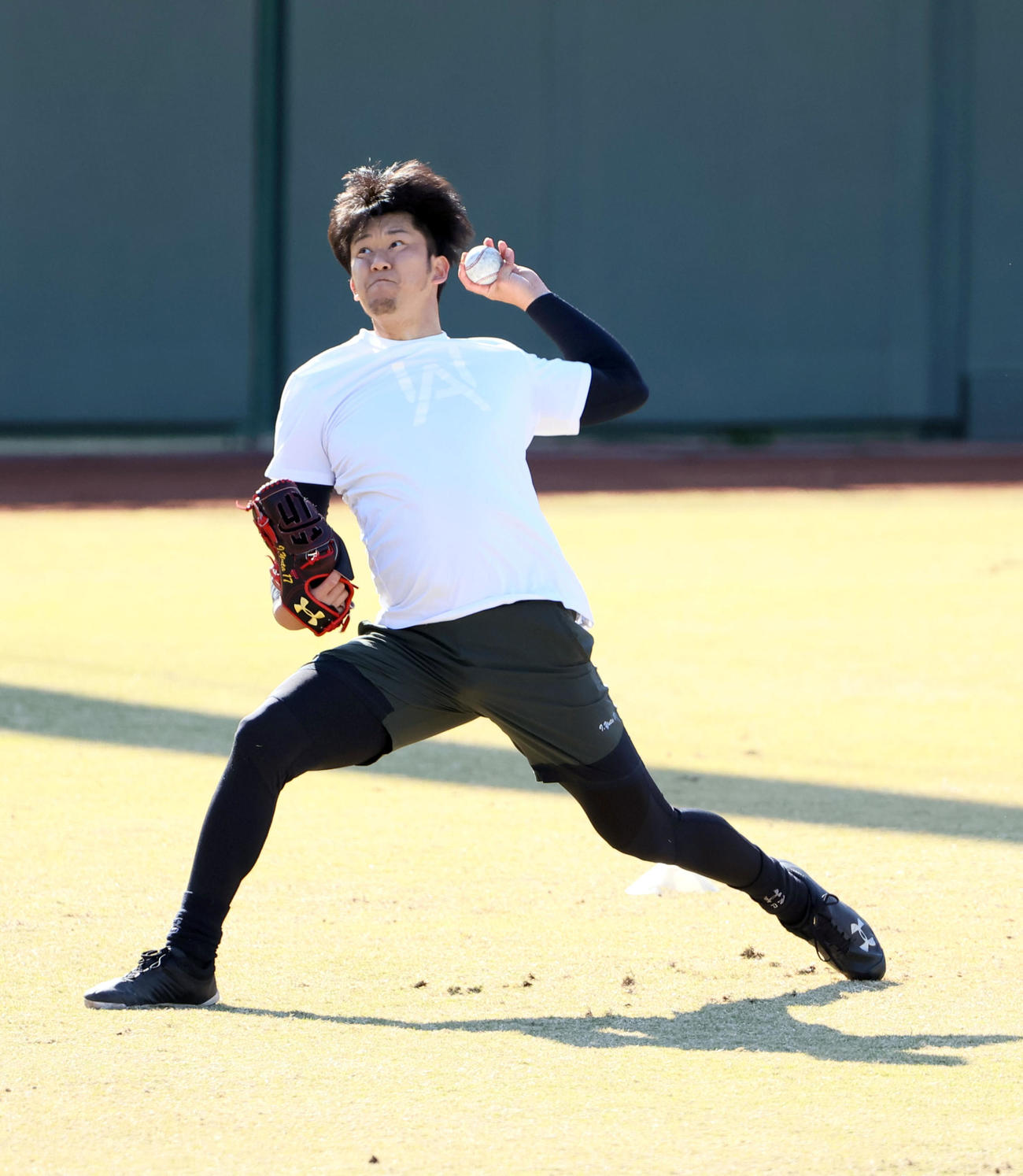 鳴尾浜でキャッチボールする阪神岩貞（代表撮影）