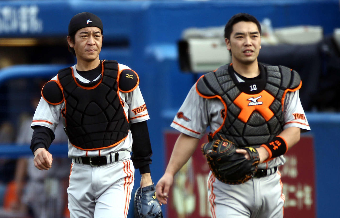 10年6月、ヤクルト戦に臨む巨人高橋信夫ブルペン捕手（左）と阿部慎之助