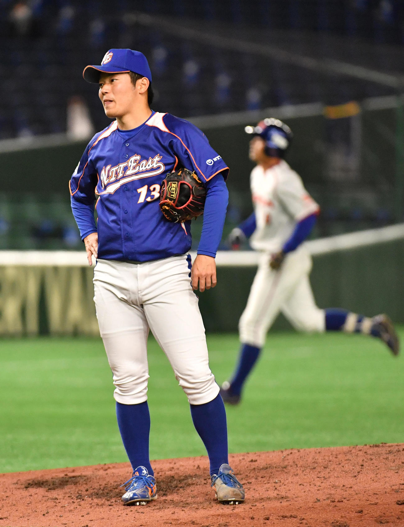 決勝NTT東日本対ホンダ　5回裏ホンダ1死一、二塁、井上に右越えに本塁打を浴びた沼田（撮影・柴田隆二）