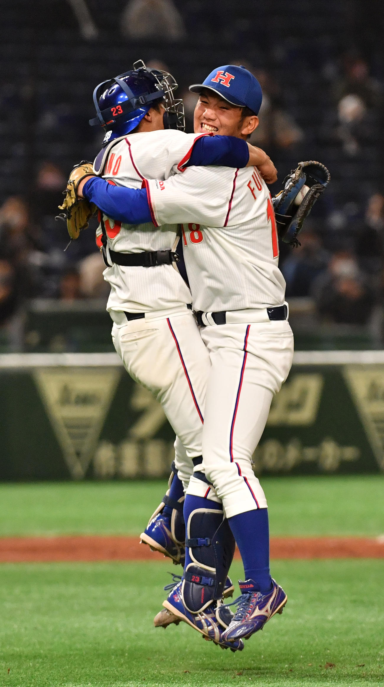 決勝NTT東日本対ホンダ　優勝したホンダ・福島（右）は辻野捕手と抱き合う（撮影・柴田隆二）