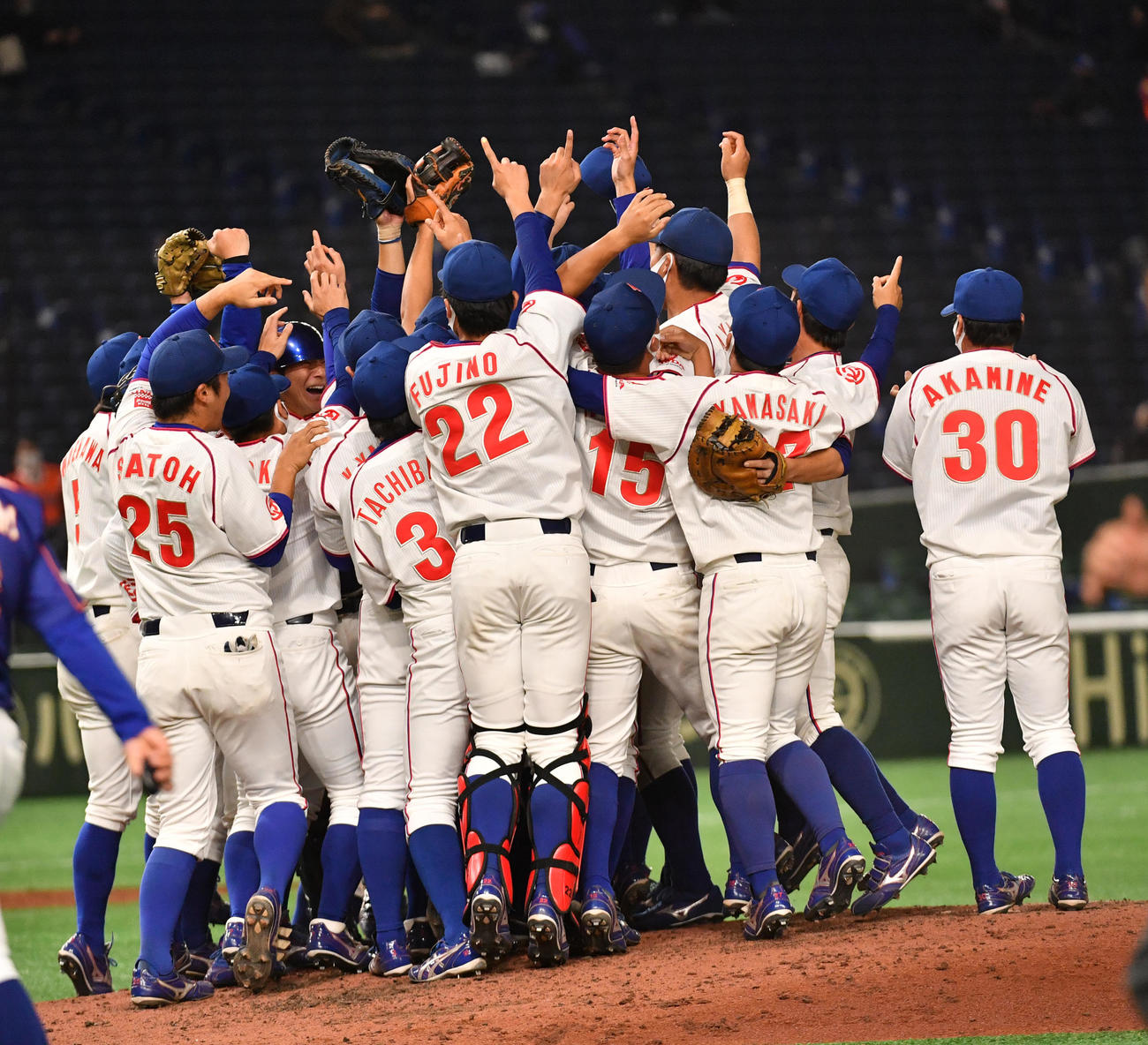 決勝NTT東日本対ホンダ　優勝したホンダナインは歓喜する（撮影・柴田隆二）