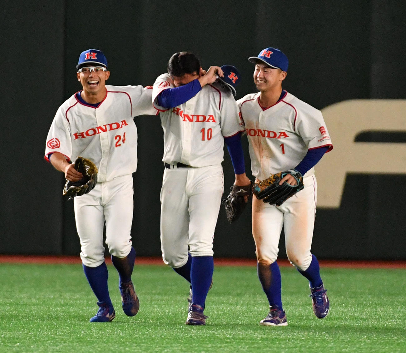 決勝ＮＴＴ東日本対ホンダ　優勝し号泣するホンダ・井上（中央）は鈴木(左)と吉田から慰められる（撮影・柴田隆二）