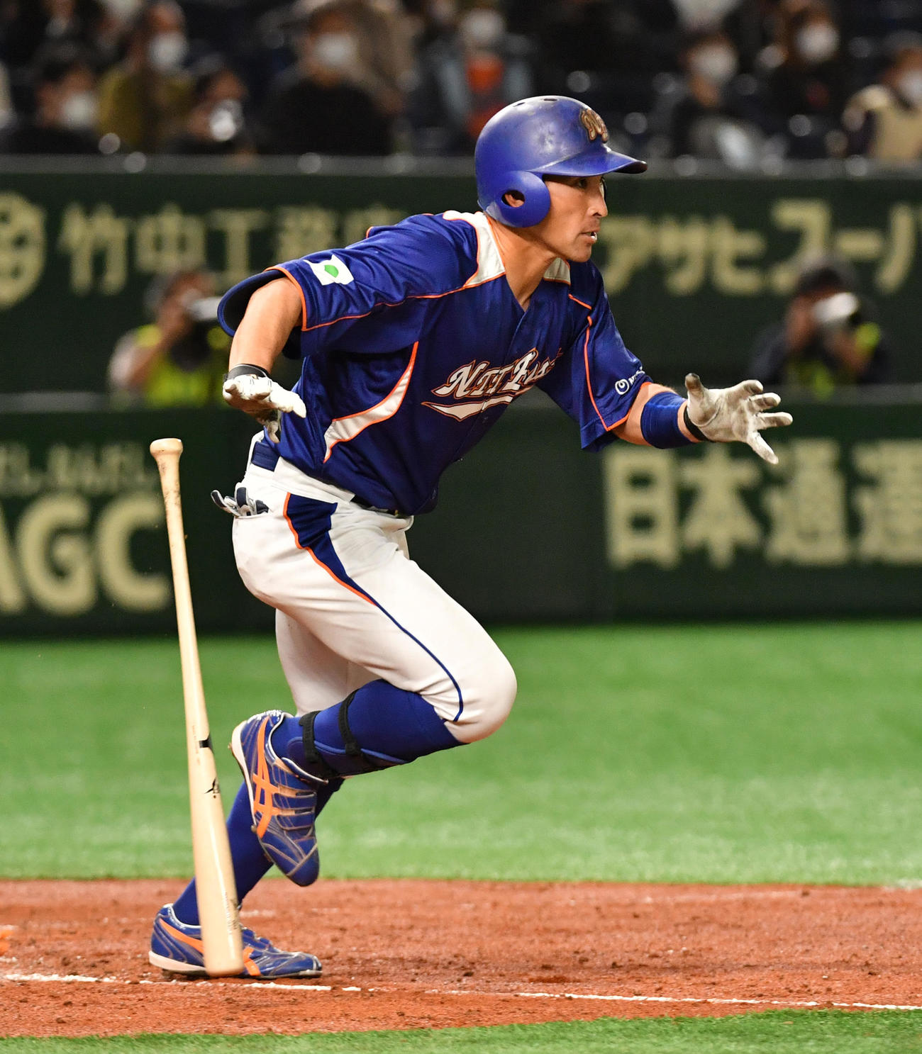 決勝NTT東日本対ホンダ　2回表NTT東日本1死二塁、喜納は右前に適時打を放つ（撮影・柴田隆二）