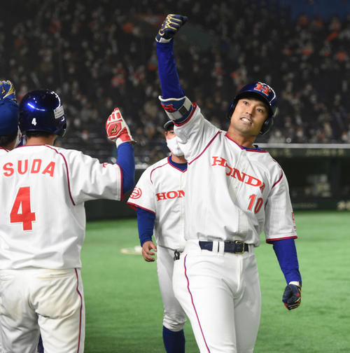 決勝NTT東日本対ホンダ　5回裏ホンダ1死一、二塁、井上は右越えに本塁打を放ちガッツポーズする（撮影・柴田隆二）