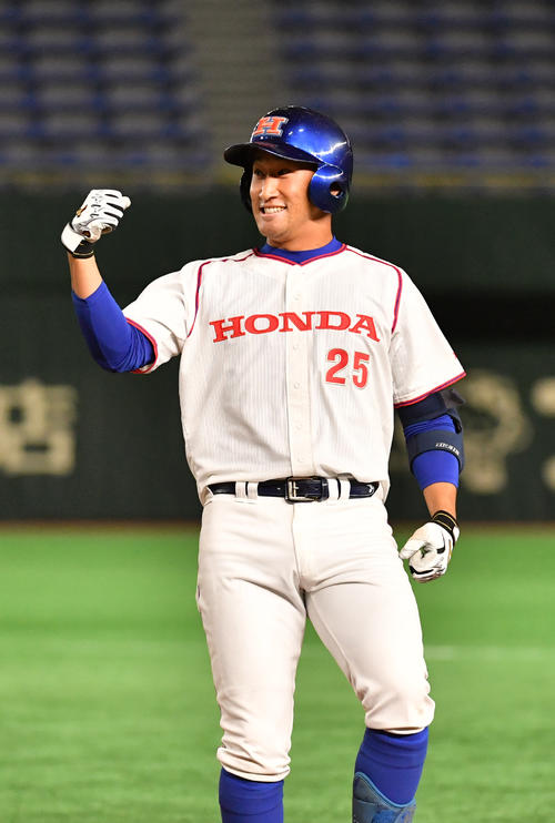 1回裏ホンダ2死二塁、佐藤は中前に適時打を放ちガッツポーズする（撮影・柴田隆二）