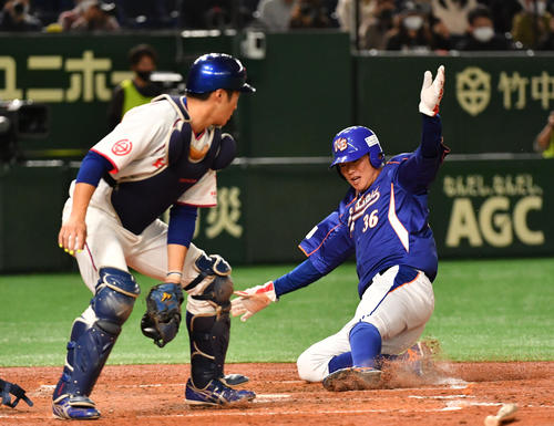 決勝NTT東日本対ホンダ　2回表NTT東日本1死二塁、喜納の右前適時打で二塁走者笹川が生還する。捕手辻野（撮影・柴田隆二）
