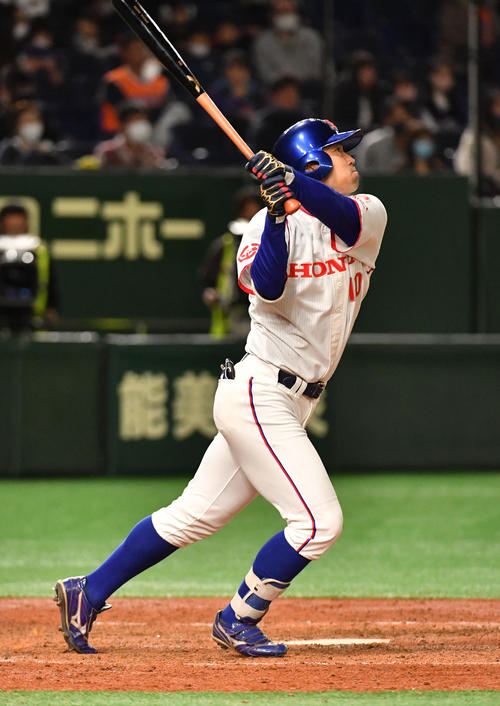決勝NTT東日本対ホンダ　5回裏ホンダ1死一、二塁、井上は右越えに本塁打を放つ（撮影・柴田隆二）