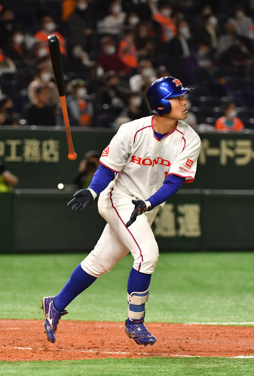 決勝NTT東日本対ホンダ　5回裏ホンダ1死一、二塁、井上は右越えに本塁打を放つ（撮影・柴田隆二）