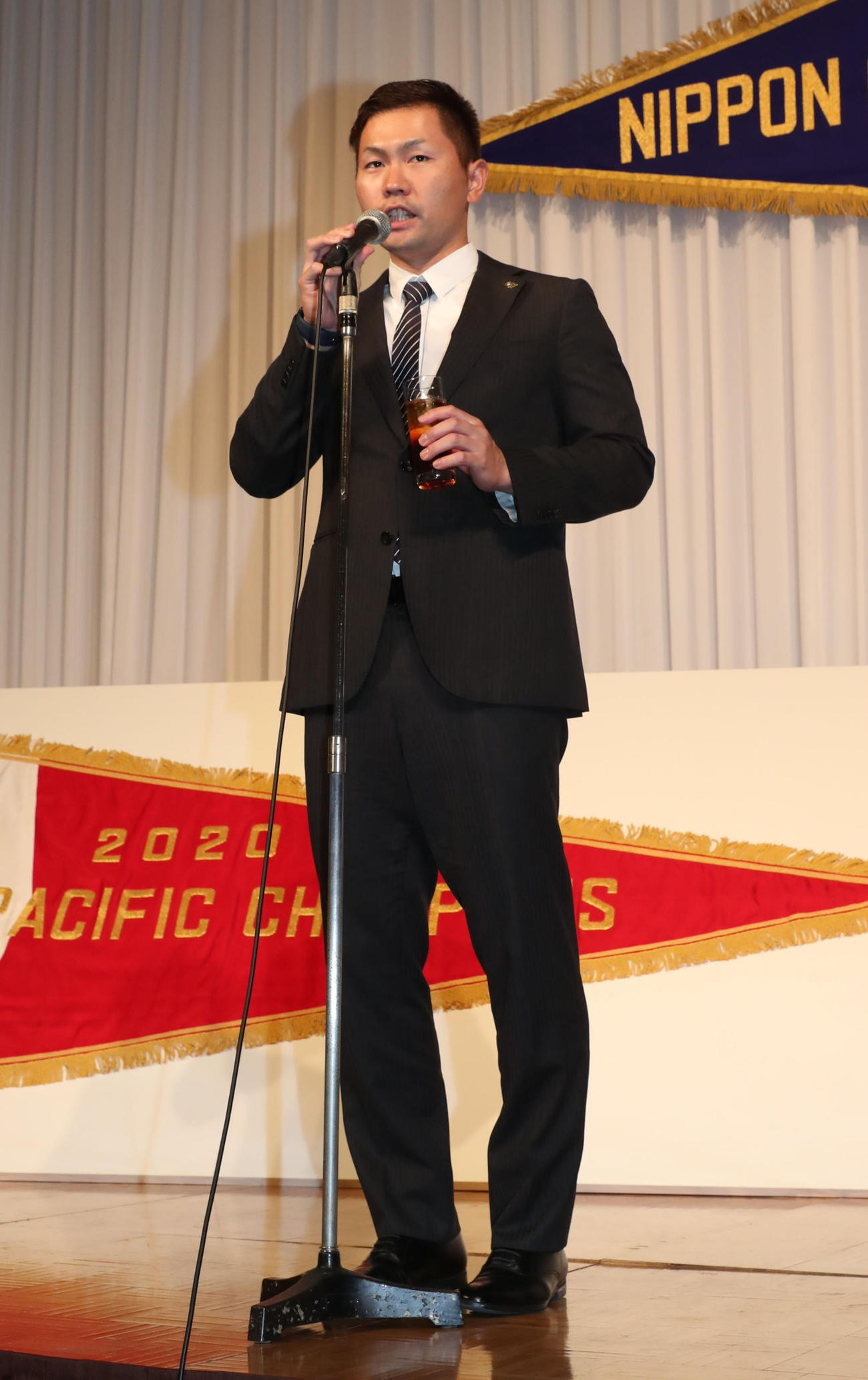 ソフトバンクの球団納会が福岡市内で行われ、中村晃選手会長が乾杯のあいさつを行う（球団提供）