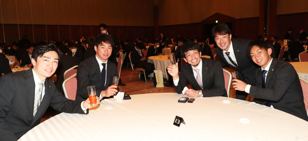 ソフトバンクの球団納会に参加する長谷川（左から2人目）をはじめ、和田（左端）、（右から）今宮、高谷、松田宣（球団提供）