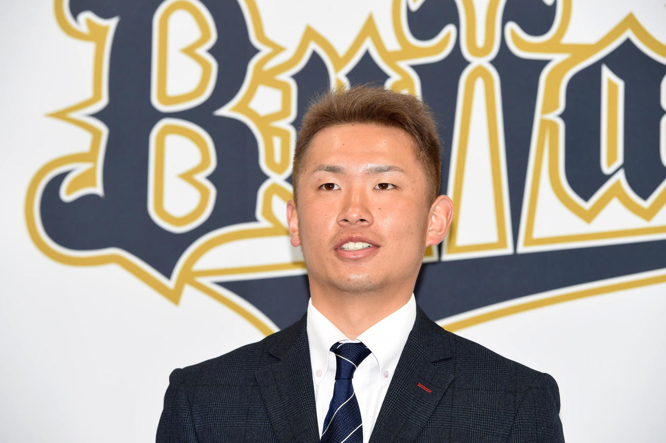 大幅アップで契約更改、笑顔で会見するオリックス吉田凌（撮影・前岡正明）