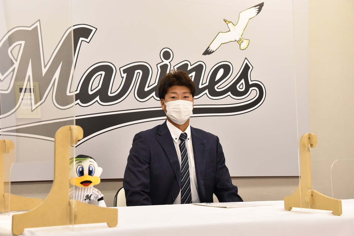 契約更改を行ったロッテ松田進（代表撮影）