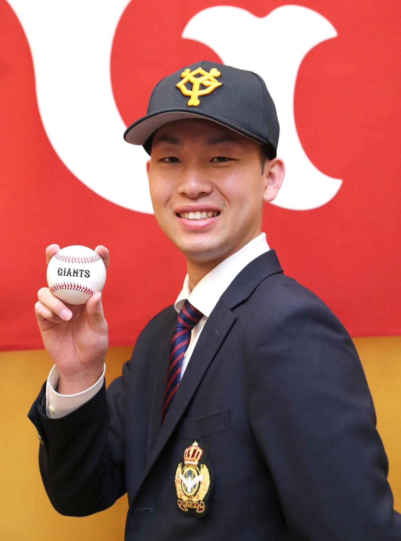 仮契約を結び、ポーズを決める巨人ドラフト2位東海大・山崎（球団提供）