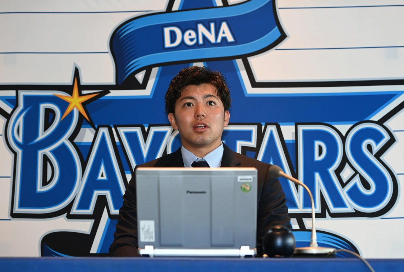 契約更改を終えて会見するDeNA東（撮影・山崎安昭）