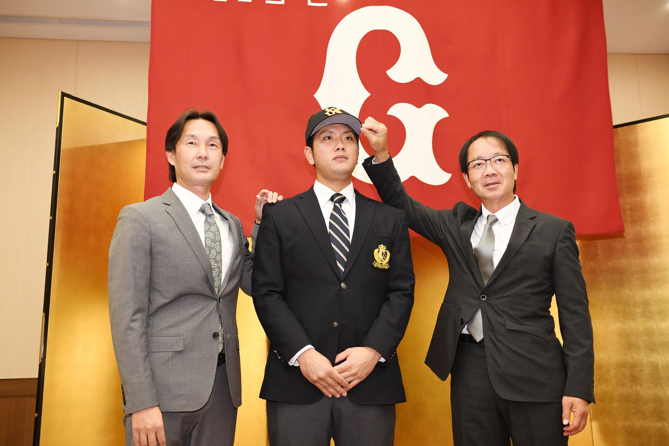 巨人と仮契約を結んだドラフト育成5位の駒大・前田（中央）。左は榑松スカウト部次長、右は内田スカウト（撮影・横山健太）