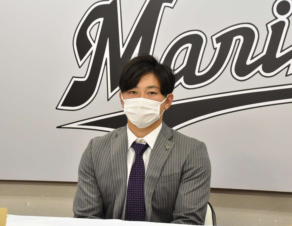 契約更改を終えたロッテ成田翔（代表撮影）