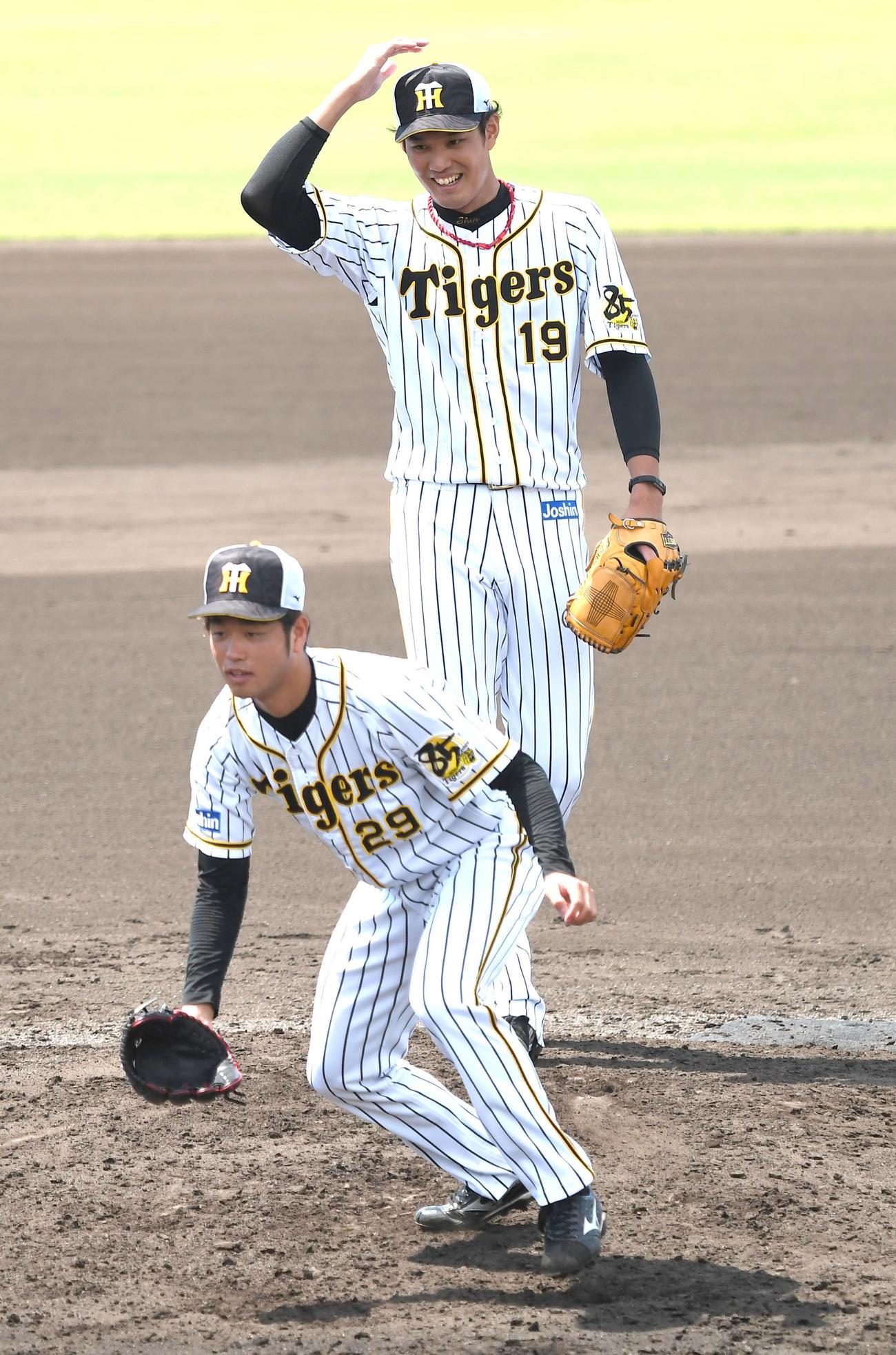 阪神高橋（手前）と藤浪（20年7月2日）
