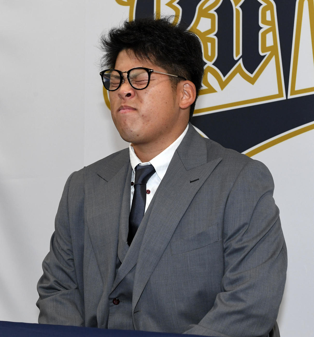 提示額を保留、厳しい表情で会見を行う沢田（撮影・前岡正明）