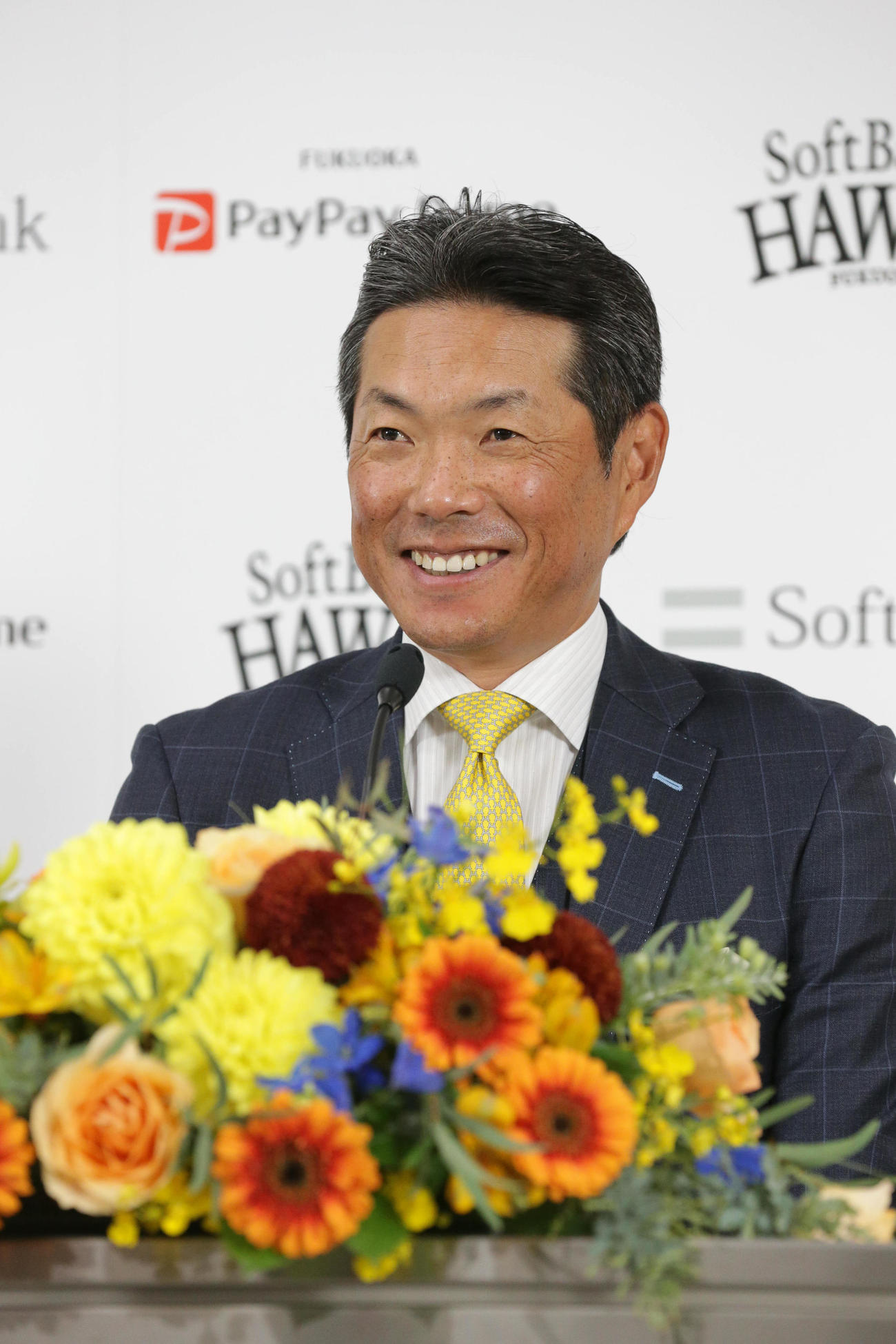 小久保裕紀ヘッドコーチは会見で報道陣の質問にこたえる