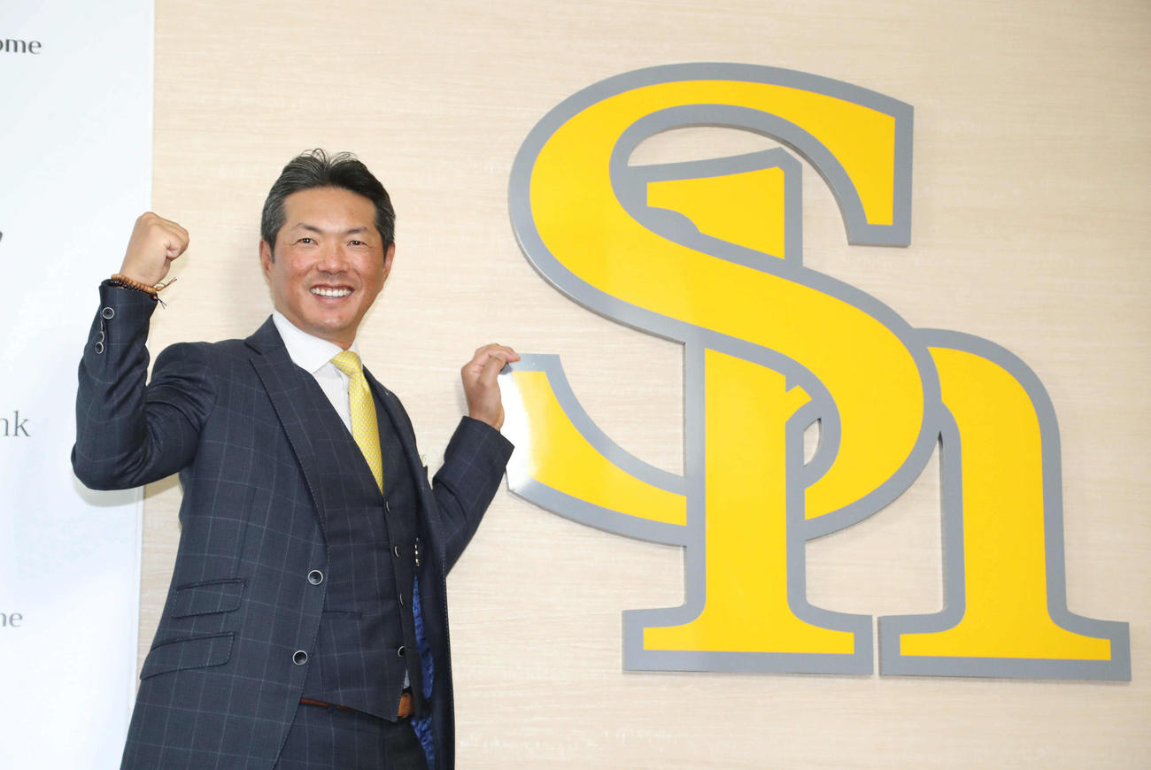 ソフトバンク小久保ヘッドコーチは球団ロゴマークの隣でガッツポーズ