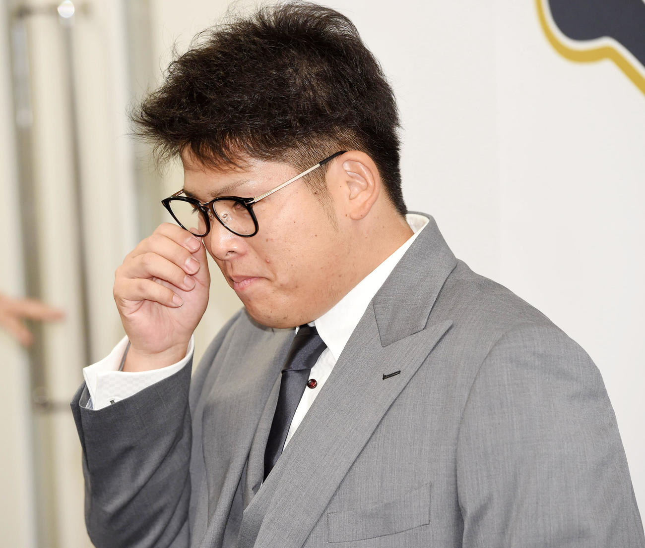 提示額を保留、厳しい表情で会見を行う沢田（撮影・前岡正明）