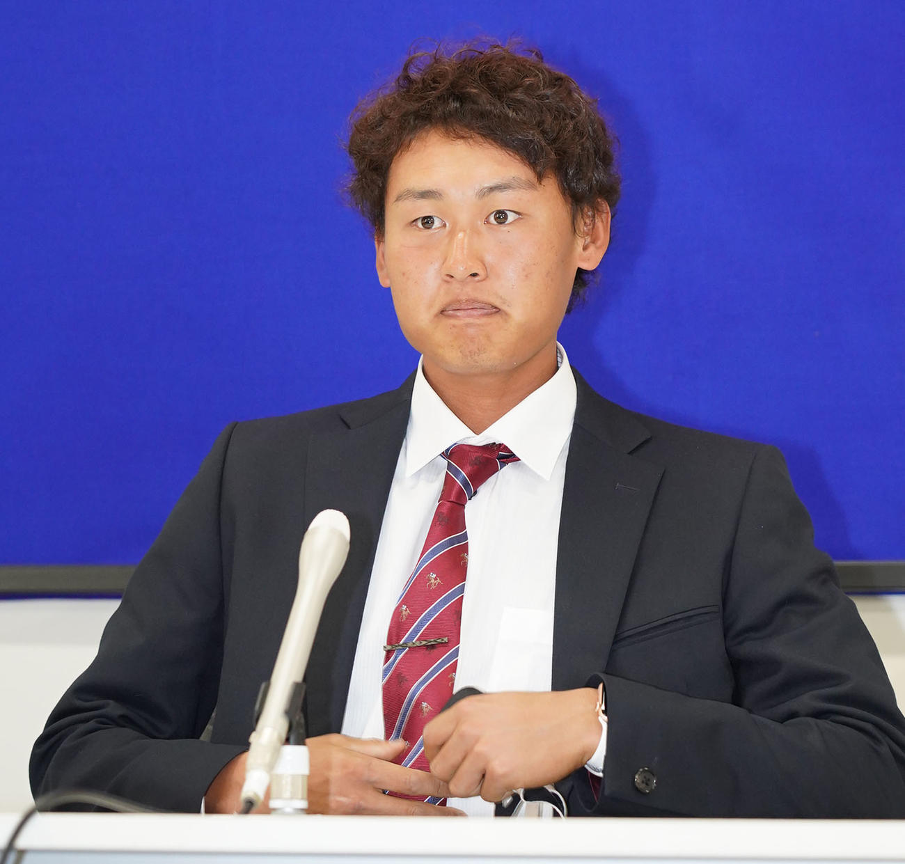 契約更改を終え会見の席に着く滝野要（撮影・森本幸一）