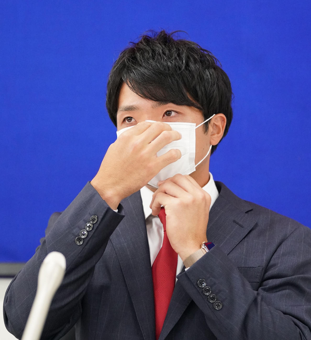 契約更改を終え会見の席に着く郡司裕也（撮影・森本幸一）